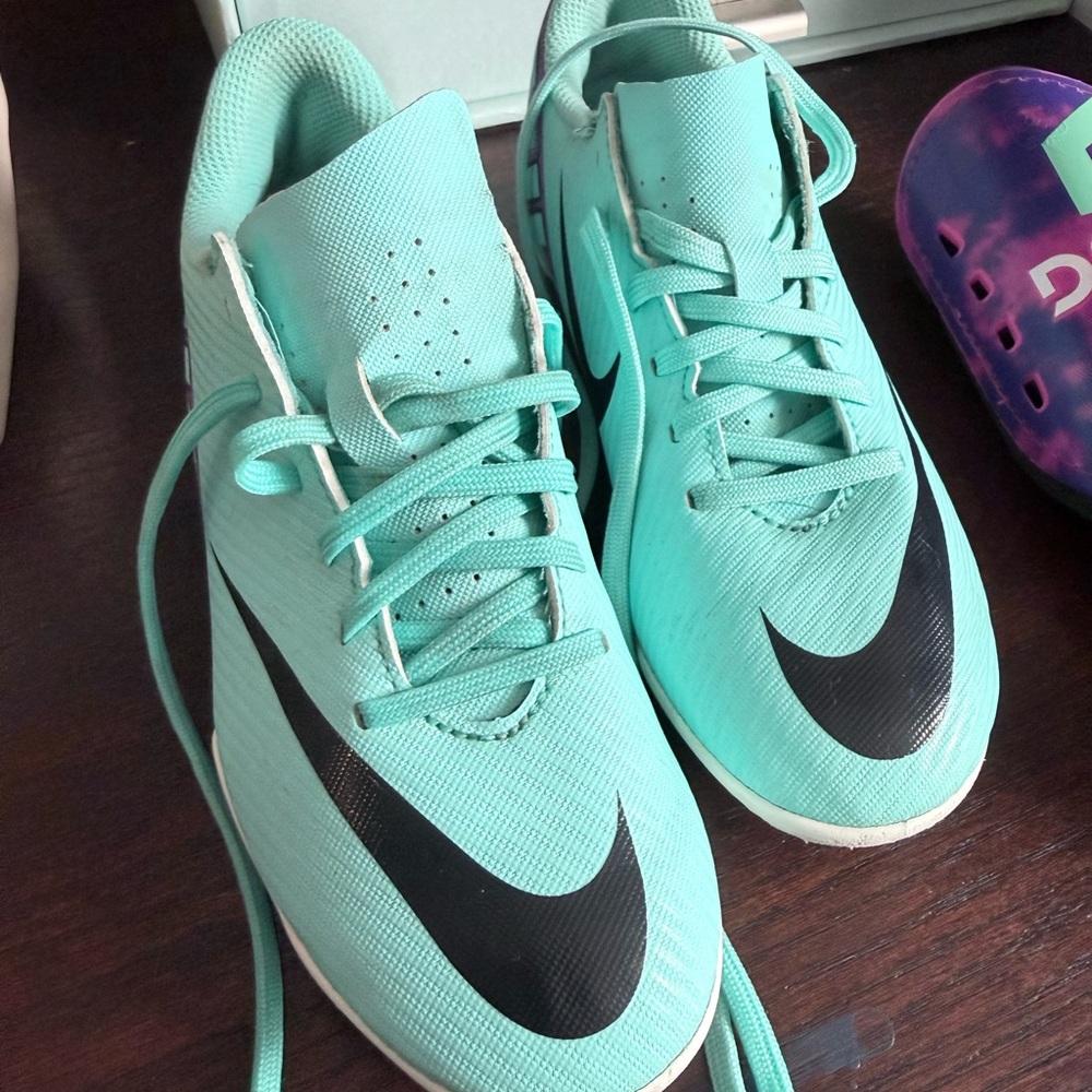 Nike Kids Cleats Size 1.5 with DSG Shin Guards Size Medium